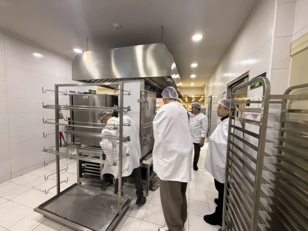 Повара проверяют работу кухни после запуска
